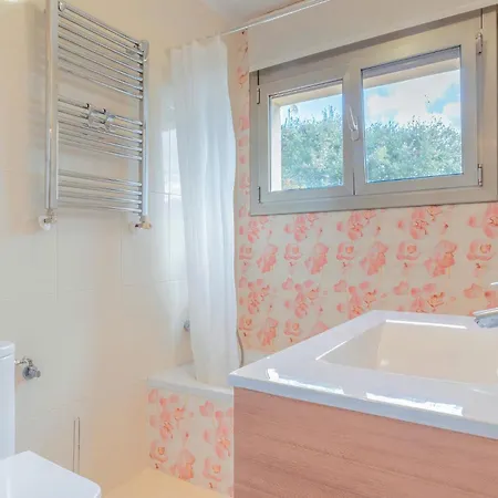 4 Bedroom Beautiful In Santa Cristina Daro Holiday home