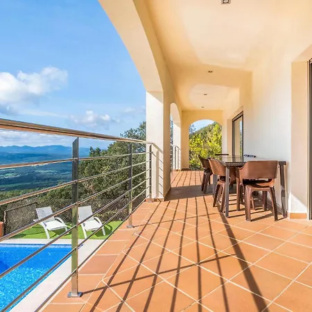 4 Bedroom Beautiful In Santa Cristina Daro Holiday home *