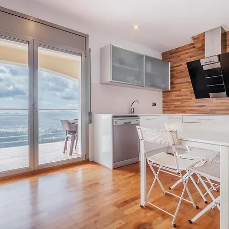 4 Bedroom Beautiful In Santa Cristina Daro 펜션 산타 크리스티나 다로